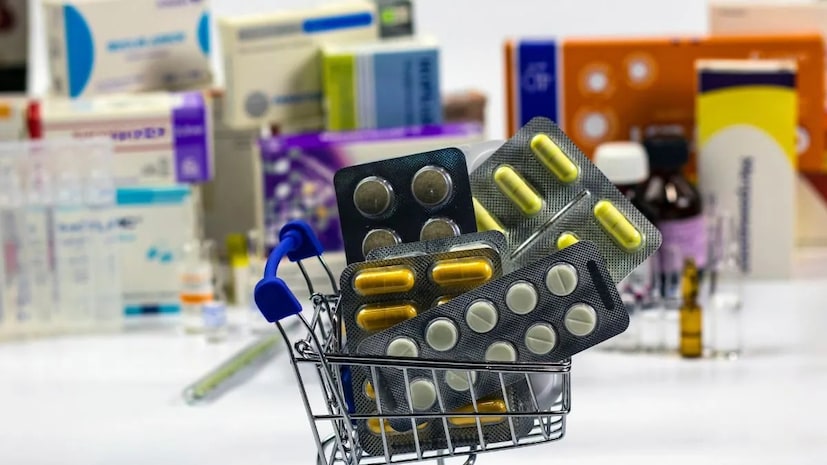 এই জায়গাগুলিতে কখনওই ওষুধ রাখবেন না৷ রান্নাঘর – বাস্তুশাস্ত্র অনুসারে, ওষুধ রান্নাঘরে রাখা একেবারেই উচিত নয়, এটি ঘরে নেতিবাচক শক্তি তৈরি করে। এর প্রভাব বাড়ির অন্য সদস্যদের উপরেও পড়ে। এ কারণে শারীরিক কষ্টের পাশাপাশি আর্থিক সংকটেও পড়তে হতে পারে আপনাদের। 