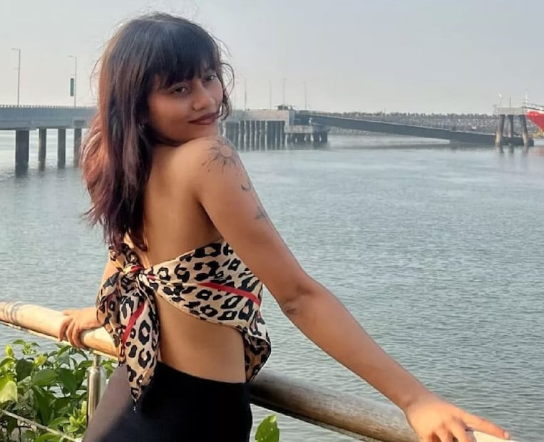 সবটাই সোশাল মিডিয়ার গুঞ্জন। সত্যিই মেরি ডিকোস্টা নামের এই মহিলার সঙ্গে পলাশ ঘনিষ্ঠ চ্যাট করেছিলেন কি না তা জানা যায়নি এখনও। নিজের সোশাল মিডিয়া থেকে যাবতীয় ছবি মুছে ফেলেছেন মেরি। ফলে কিছু একটা যে ঘটেছিল, তার আন্দাজ করছেন অনেকেই।