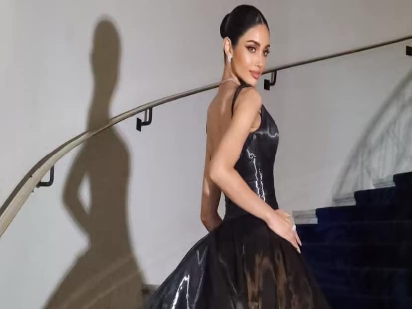 বীণা থাম্মাসাত বিশ্ববিদ্যালয়ে পড়াশোনা করেছেন, রাশিয়ান স্টাডিজে ডিগ্রি অর্জন করেছেন, যা প্রমাণ করে যে তার উচ্চাকাঙ্ক্ষা কেবল সৌন্দর্য প্রদর্শনের বাইরেও বিস্তৃত। তাঁর যাত্রা সাহস এবং দৃঢ়তার দ্বারা চিহ্নিত; যেমনটি তিনি একটি সাক্ষাৎকারে বলেছিলেন, তাঁর অধ্যবসায় 