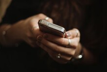 Mobile Tariff Hike: গ্রাহকদের জন্য বড় ধাক্কা! বছর শেষেই বাড়তে চলেছে মোবাইল রিচার্জের খরচ, একলাফে দাম বাড়ছে...