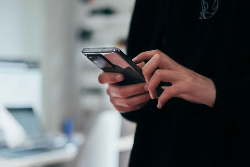 এই ছোট ভুলটি সাইবার অপরাধীদের জন্য সোনার খনিতে পরিণত হতে পারে। তাই পরের বার যখন কেউ নিজের ফোন নম্বর পরিবর্তন করবেন, তখন নিজের ডিজিটাল প্ল্যাটফর্মের তথ্য পরিবর্তন করতে ভোলা উচিত না।