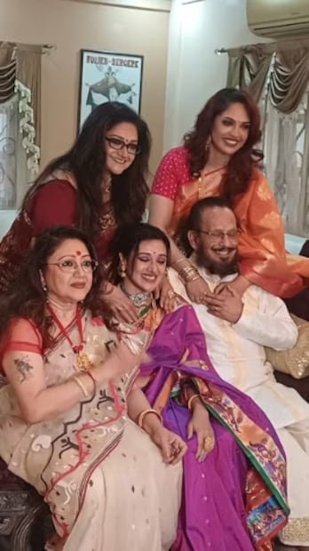 বিয়ের পিঁড়িতে বসতে চলেছেন মৌবনি। পাত্র চন্দননগরের সৌম্য রায়। শনিবার সরকার বাড়িতে আইবুড়ো ভাত হল মৌবনির। 