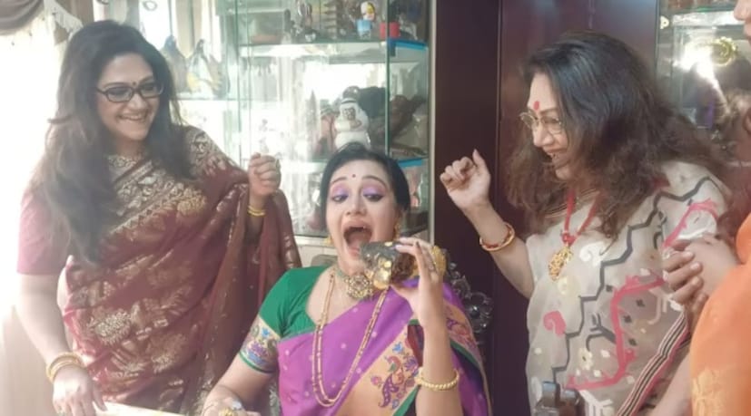 এ বিষয়ে বাবা পিসি সরকারের বক্তব্য, তিনি এবং তাঁর স্ত্রী জয়শ্রী সরকার মেয়েদের জন্য পাত্রদের তালিকা বাছাই করে দিয়েছেন। মৌবনি নিজের বেটার হাফকে বেছে নিয়েছেন। 