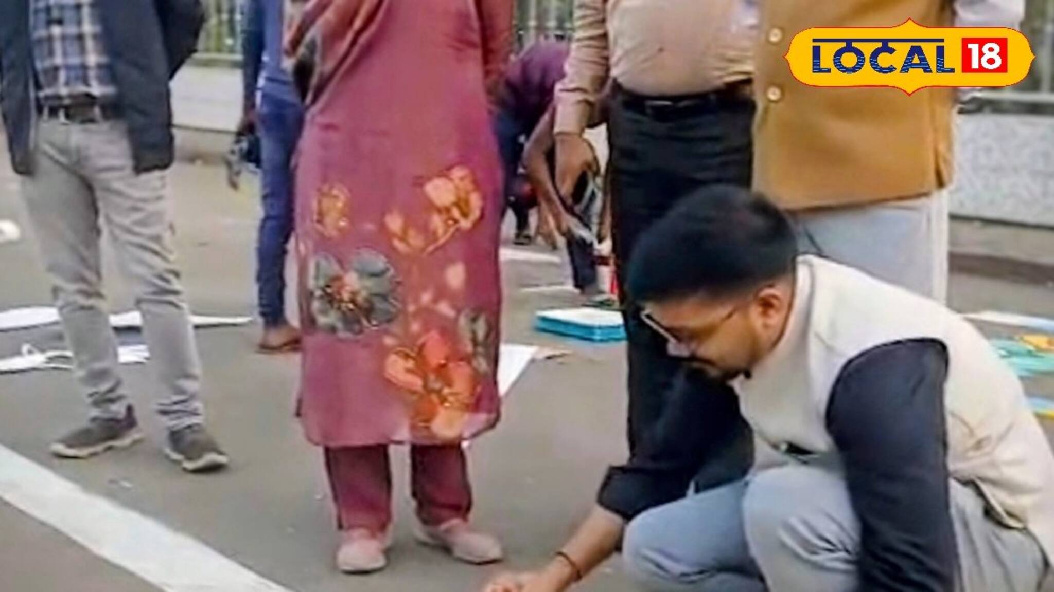 Mukutmanipur Tourism : রাস্তায় বসে পড়লেন মহকুমা শাসক, পাশে দাঁড়িয়ে মন্ত্রী! রং-তুলি নিয়ে হইহই কাণ্ড মুকুটমণিপুরে, পর্যটকদের মজা বাড়বে