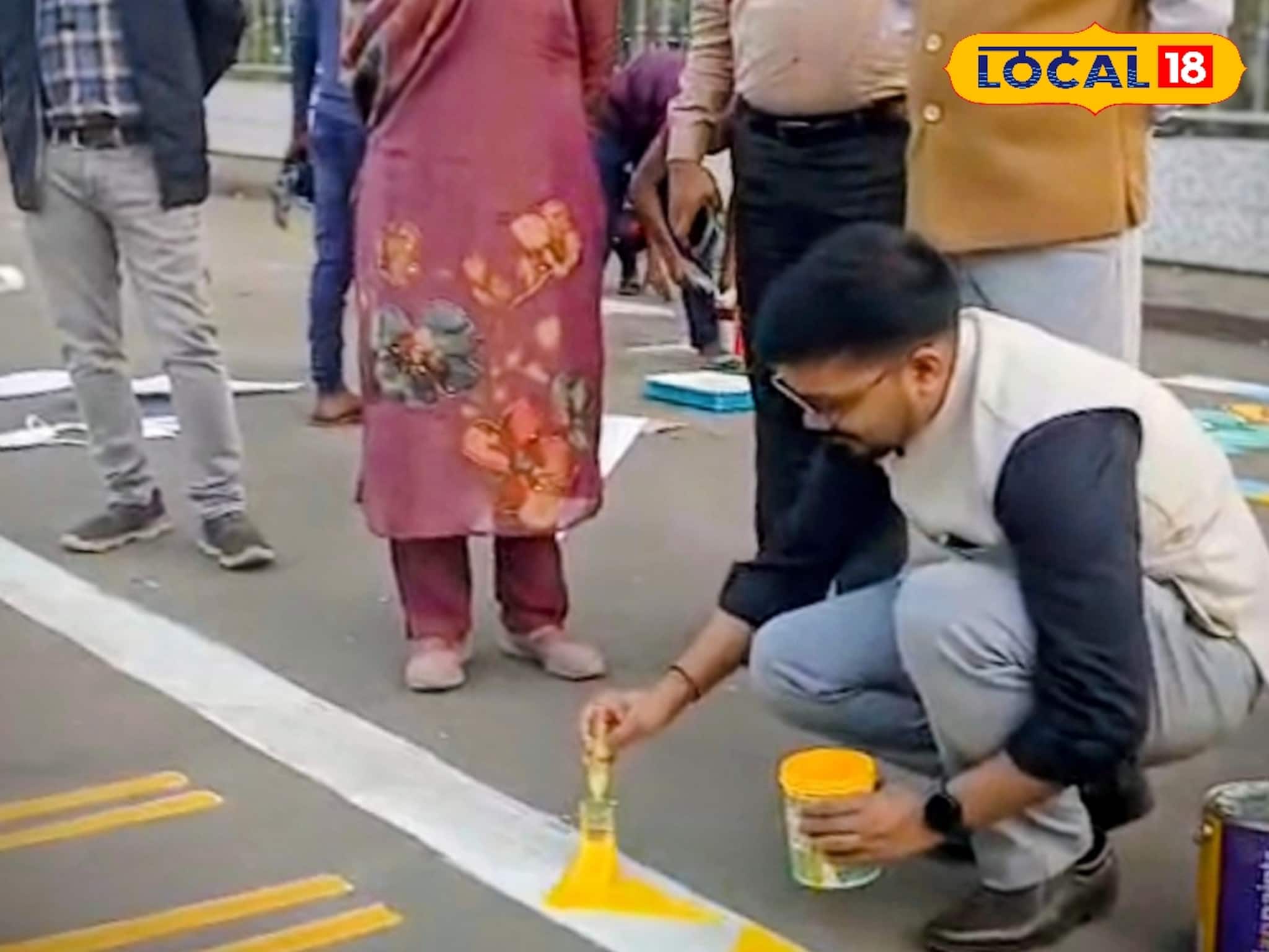 রাস্তায় বসে মহকুমা শাসক, পাশে মন্ত্রী! রং-তুলি নিয়ে হইহই কাণ্ড মুকুটমণিপুরে