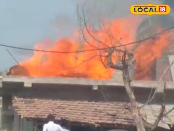 আগুনে ক্ষতিগ্রস্ত বাড়ি