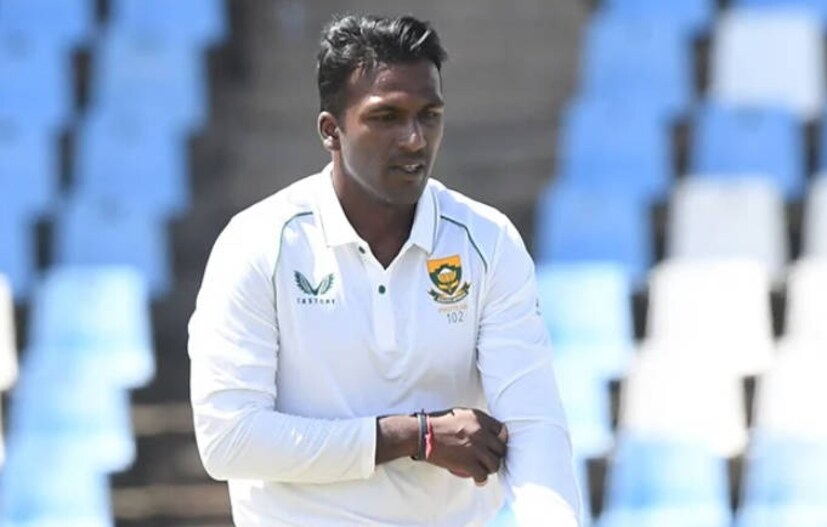  সেনুরণ মুথুস্বামীর বাবা মা আদতে ভারতীয় বংশোদ্ভুত। তাঁদের পরিবারের অনেকেই এখনও তামিলনাড়ুর নাগাপাট্টিনমে থাকেন। তাই দক্ষিণ আফ্রিকার হয়ে খেললেও ভারতের সঙ্গে এক অন্য সম্পর্ক রয়েছে মুথুস্বামীর। ক্লিফটন কলেজ থেকে মিডিয়া এবং মার্কেটিং নিয়ে স্নাতক ডিগ্রি লাভ করেন এরপরেই ক্রিকেটের যাত্রা শুরু হয় তাঁর।