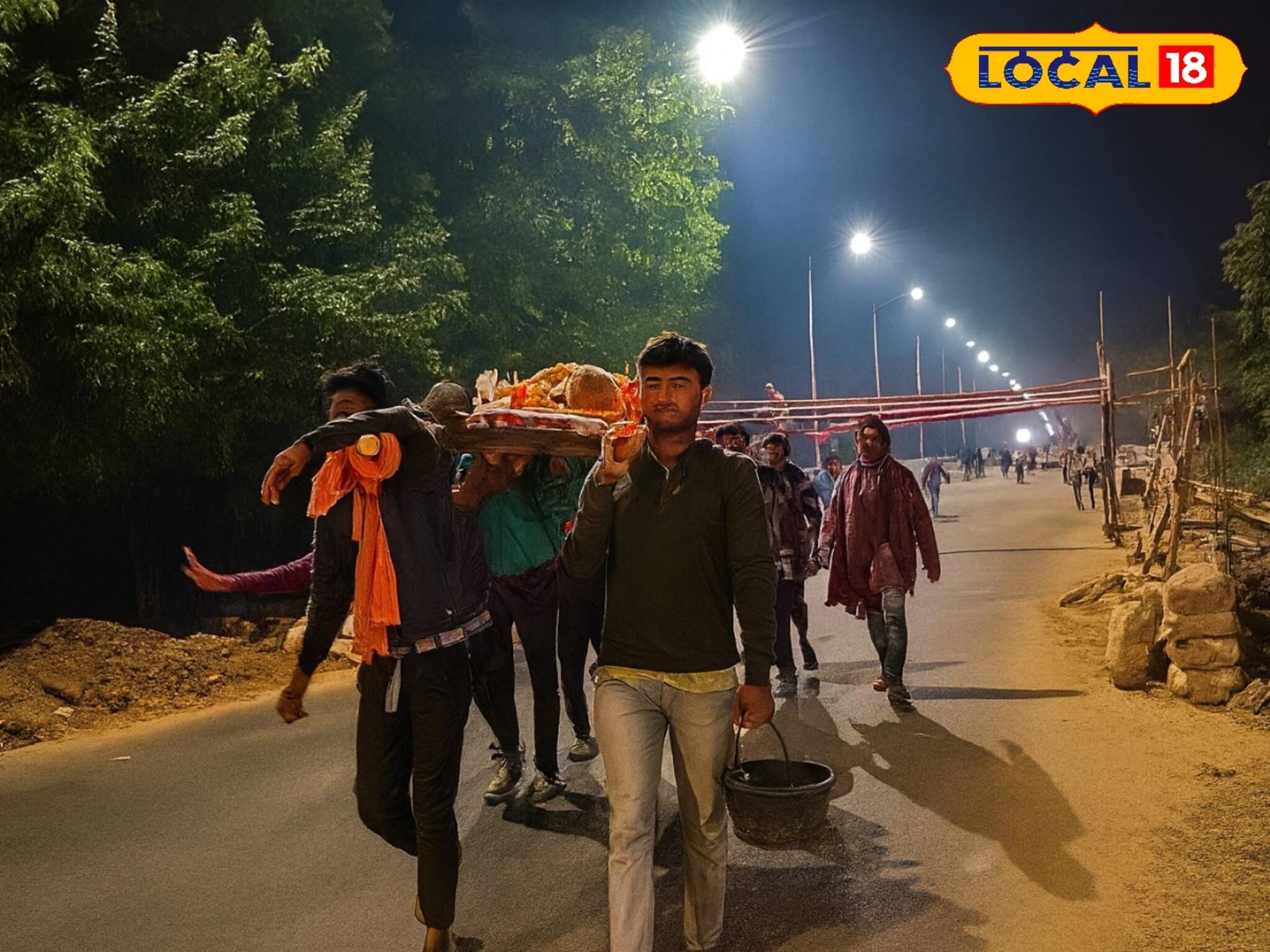 গৌরাঙ্গ সেতুতে মেরামতি, শ্মশানযাত্রার পথে বিপত্তি! কাঁধে দেহ তুলে হাঁটছেন আত্মীয়রা