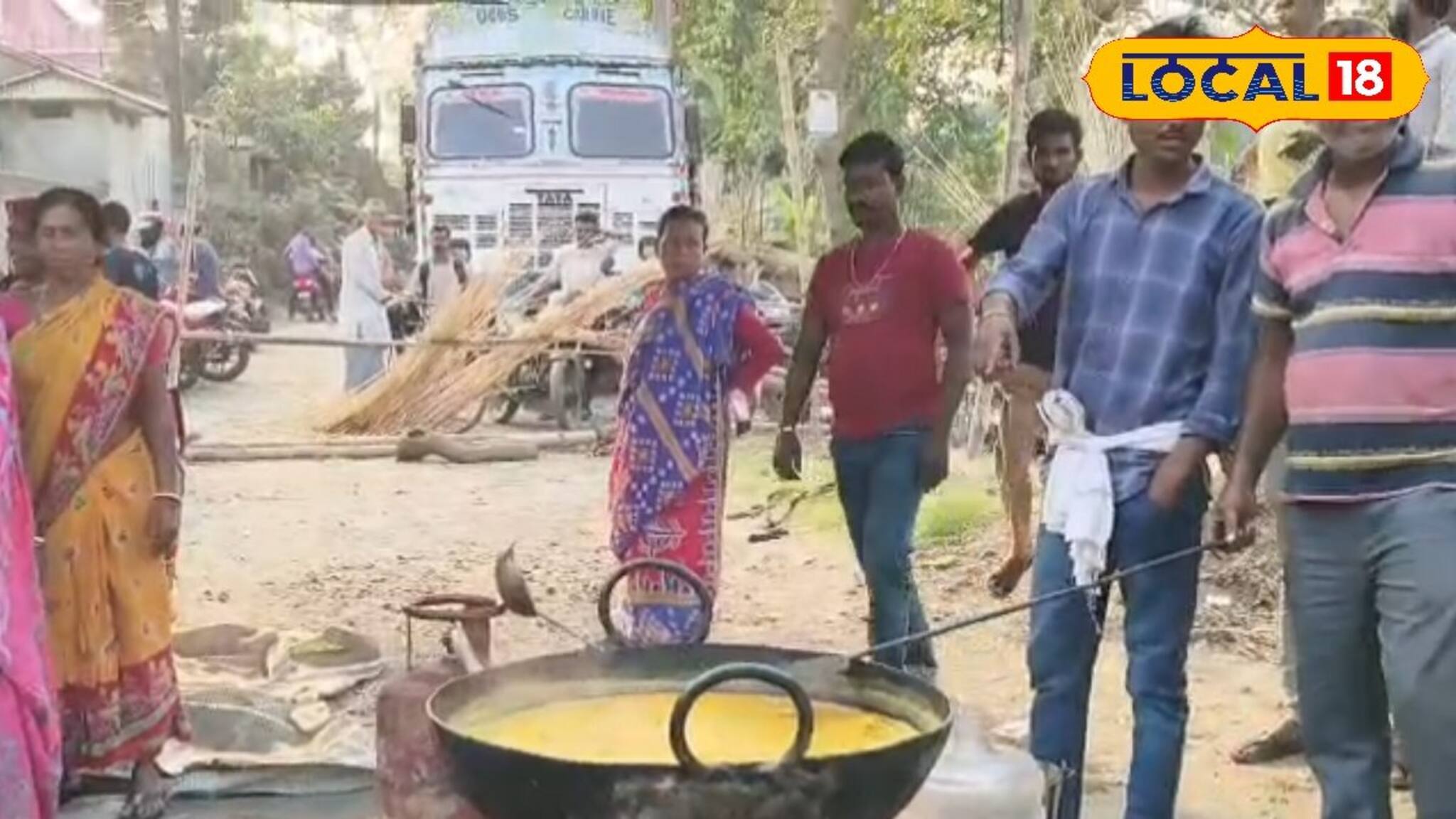 সংস্কারের দাবিতে পথ অবরোধ, আটকে পড়া লরি চালকদের জন্য খিচুড়ি রান্না গ্রামবাসীদের