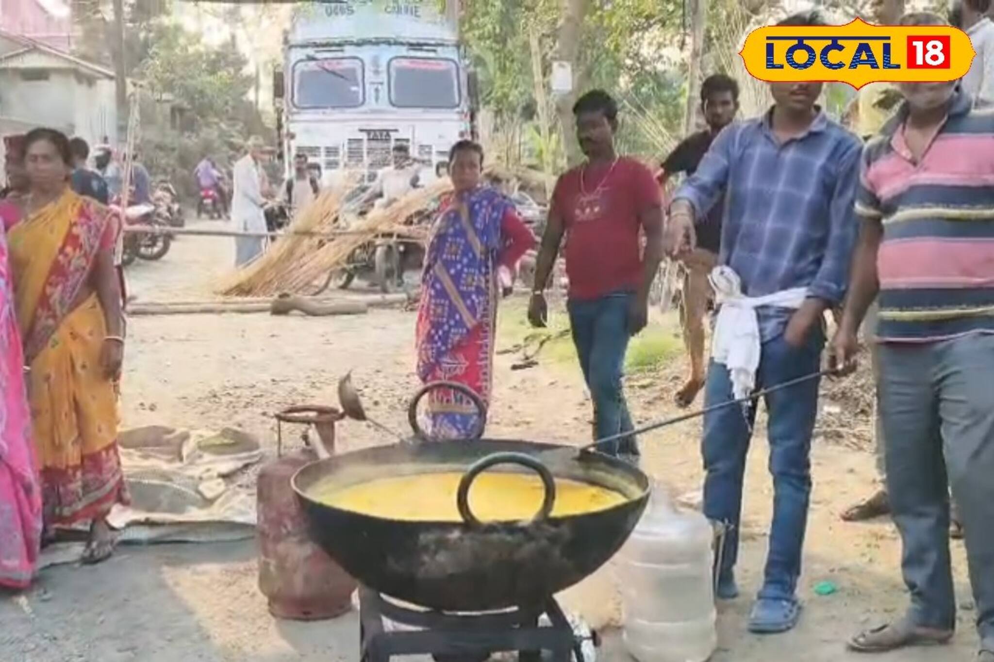সংস্কারের দাবিতে পথ অবরোধ, আটকে পড়া লরি চালকদের জন্য খিচুড়ি রান্না গ্রামবাসীদের