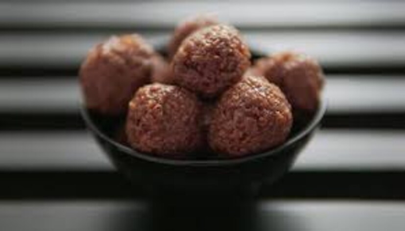  নাড়ু অবশ্যই দিন ভোগে<br />এই সময়ে গোপালকে নাড়ু নিবেদন বিশেষ শুভ। অন্তত দিনে একবার ভোগের সঙ্গে নাড়ু দিতে ভুলবেন না। শীতের ভোগে নাড়ু গোপাল খুব সহজেই খুশি হন বলে প্রচলিত বিশ্বাস।