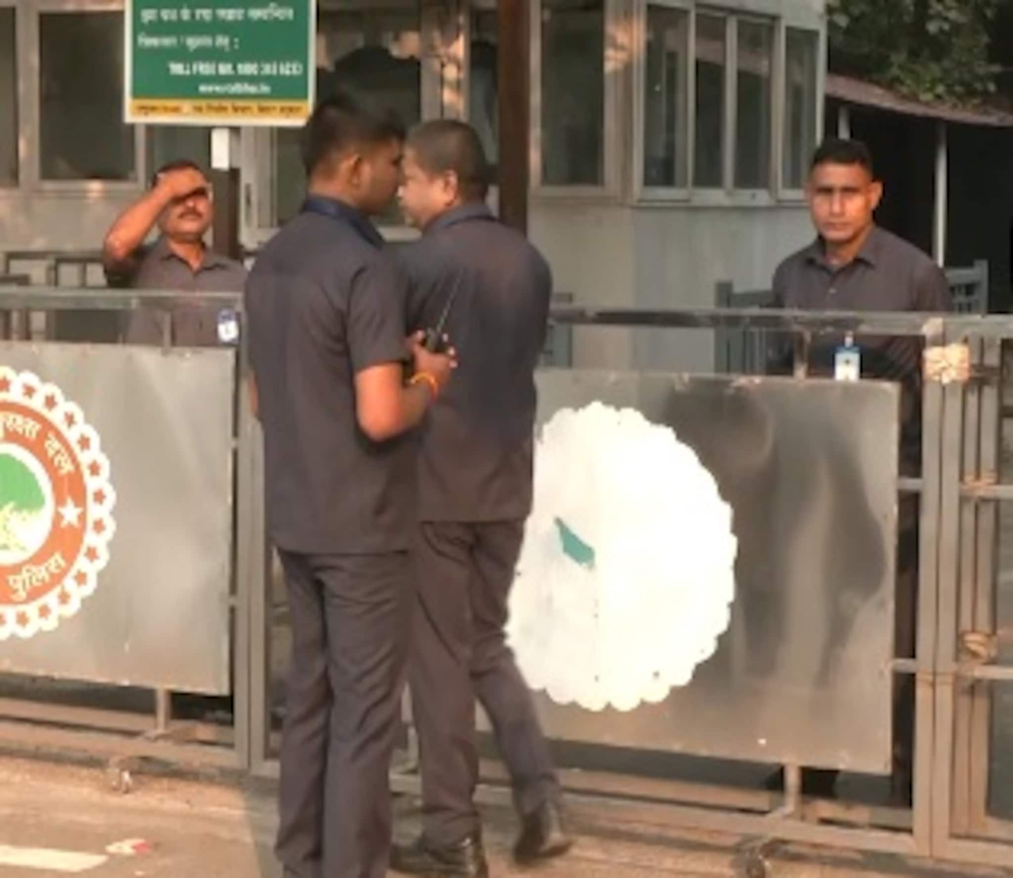 Bihar Election 2025 Result: গণনা শুরু হতেই নীতীশ কুমারের বাড়ির সামনে এ কী ছবি!