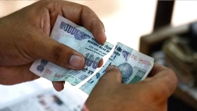 প্রতিদিন সন্ধ্যা নামতেই নিজের দুই চাকার সাইকেলে মাইক বেঁধে অশোকনগরের বিভিন্ন বাজার, অলিগলি ও পাড়ায় ঘুরে বেড়ান সুনু বাবু। মাইকে শোনা যায়- ছেঁড়া টাকা, দাগ লাগা টাকা, আগুনে পোড়া টাকা বিক্রি করুন, টাকা ফেরত পান! এলাকাবাসীর কাছে এখন তিনি পরিচিত দুয়ারে টাকা পরিষেবা নামেই। 