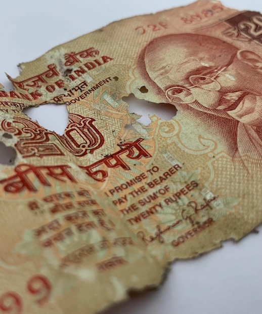 ৫৮ বছর বয়সী এই ব্যবসায়ী দীর্ঘদিন ধরেই ডায়াবেটিসে আক্রান্ত। তবুও প্রতিদিন সন্ধ্যা হলেই তিনি সাইকেল নিয়ে বেরিয়ে পড়েন নিজের কাজের টানে। স্ত্রী ও তিন মেয়েকে নিয়ে তার সংসার চলছে এই ব্যবসার আয়ে। 