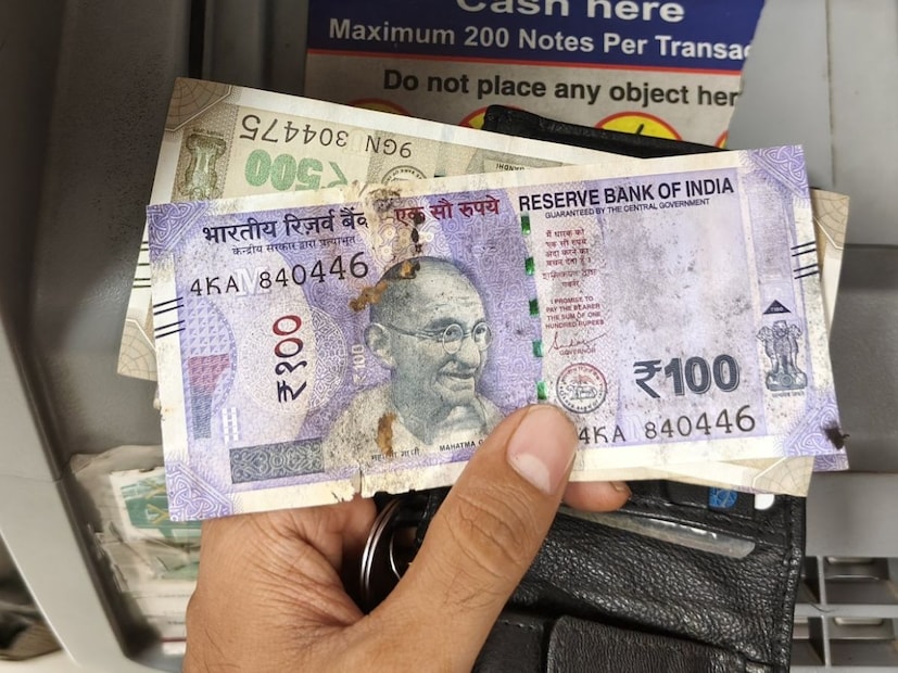 স্থানীয় বাসিন্দাদের মতে, সুনু বসুর এই উদ্যোগে বহু মানুষ উপকৃত হচ্ছেন। যেসব নষ্ট টাকা একসময় ফেলে দেওয়া হতো, আজ সেগুলো থেকেই কিছুটা আর্থিক সান্ত্বনা মিলছে মানুষের। অশোকনগরের সাধারণ মানুষের সমস্যাকেই নিজের জীবিকার ভিত্তি বানিয়ে এক অনন্য পরিষেবা দিয়ে চলেছেন টাকা কেনা-বেচার এই ব্যবসায়ী সুনু বসু। (তথ্য-রুদ্র নারায়ণ রায়) 