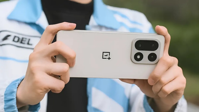 মনে করা হচ্ছে যে OnePlus 15 ভারতে ৭০,০০০ টাকারও কম দামে লঞ্চ হতে পারে। চিনে OnePlus 15-এর দাম ছিল CNY ৩,৯৯৯ (ভারতীয় মুদ্রায় প্রায় ৫০,০০০)। এর আগের মডেলগুলির দামও সবসময় চিনের তুলনায় ভারতে বেশি ছিল। 