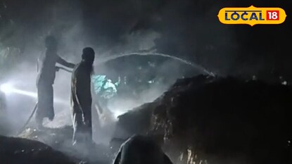 ধানের গাদায় আগুন নেভানোর চেষ্টায় গ্রামবাসী ধানের গাদায় আগুন নেভানোর চেষ্টায় গ্রামবাসী