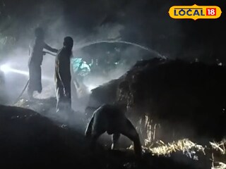 ধানের গাদায় আগুন নেভানোর চেষ্টায় গ্রামবাসী 