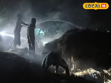 ধানের গাদায় আগুন নেভানোর চেষ্টায় গ্রামবাসী 