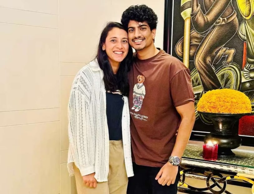 বিয়ের আগে হঠাৎ অসুস্থ বাবা, অসুস্থ হয়ে হাসপাতালে পাত্র৷ তারপরই আবার হবু বরের অন্য মহিলার সঙ্গে মাখোমাখো চ্যাট ফাঁস৷ ক্রিকেটর স্মৃতি মন্দনার বিয়ে ঘিরে ধোঁয়াশা৷ নিজের সোশ্যাল মিডিয়া প্রোফাইল থেকে এনগেজমেন্ট বা হলদি-সঙ্গীতের ছবি ডিলিট করেছেন স্মৃতি৷ ফলে বিয়ে কী পিছিয়ে গেল না বিয়েটা ভেঙেই গেল, তা নিয়ে উঠেছে নানা প্রশ্ন৷ বিয়ের আগে হঠাৎ অসুস্থ বাবা, অসুস্থ হয়ে হাসপাতালে পাত্র৷ তারপরই আবার হবু বরের অন্য মহিলার সঙ্গে মাখোমাখো চ্যাট ফাঁস৷ ক্রিকেটর স্মৃতি মন্দনার বিয়ে ঘিরে ধোঁয়াশা৷ নিজের সোশ্যাল মিডিয়া প্রোফাইল থেকে এনগেজমেন্ট বা হলদি-সঙ্গীতের ছবি ডিলিট করেছেন স্মৃতি৷ ফলে বিয়ে কী পিছিয়ে গেল না বিয়েটা ভেঙেই গেল, তা নিয়ে উঠেছে নানা প্রশ্ন৷