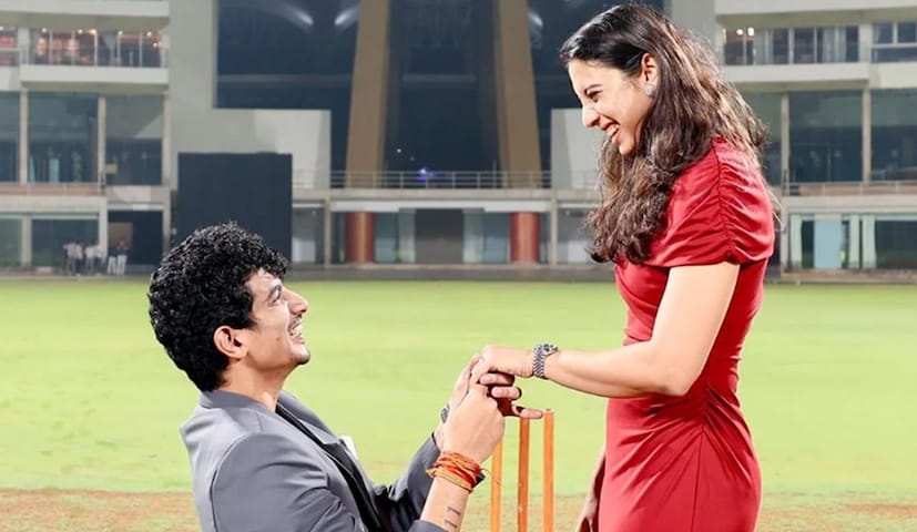 পলাশের মা Hindustan Times-কে বলেন, পালাশের সঙ্গে স্মৃতির বাবার খুব ঘনিষ্ঠ সম্পর্ক ছিল এবং এই পরিস্থিতি তাকে খুব কষ্ট দিয়েছে। “ও এত কেঁদেছে যে হঠাৎ তার শরীর খারাপ হয়ে যায়। ওকে চার ঘণ্টা হাসপাতালে রাখা হয়েছিল। তাকে আইভি ড্রিপ দেওয়া হয়, ইসিজি করা হয় এবং আরও কিছু পরীক্ষা করা হয়। সব রিপোর্ট স্বাভাবিক এসেছে, কিন্তু সে অনেক মানসিক চাপে আছে,” তিনি বলেন।