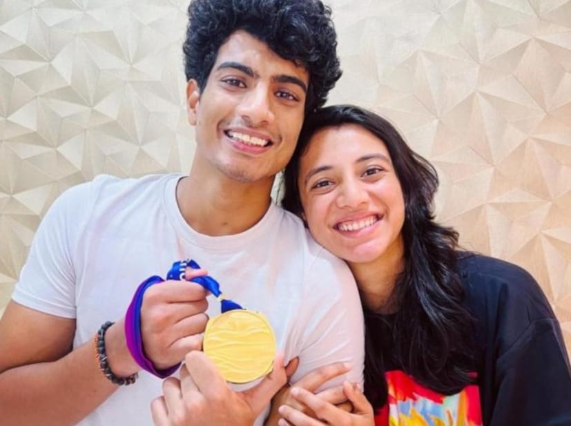 স্মৃতির আপ্তসহায়ক তুহিন মিশ্র জানান, সকাল থেকেই তাঁর বাবার শরীর খারাপ ছিল এবং পরে তাঁকে স্থানীয় একটি হাসপাতালে ভর্তি করা হয়। চিকিৎসকেরা প্রয়োজনীয় পরীক্ষানিরীক্ষা করছেন এবং তিনি আপাতত পর্যবেক্ষণে রয়েছেন। অন্যদিকে পলাশের বাড়ির সকলে দিল্লিও ফিরে এসেছেন৷ 