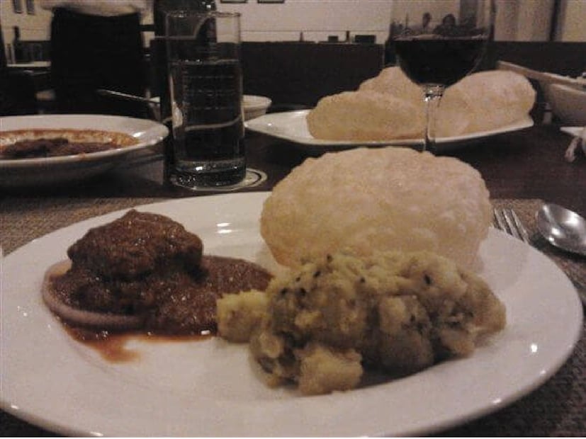 বছরের শুরুতে, কলকাতায় PETA ইন্ডিয়া কর্তৃক একটি বিশেষ দুর্গা পুজোর আয়োজন করা হয়েছিল। এটি প্রাণীদের প্রতি করুণা প্রচার করে, নিরামিষ খাবার সরবরাহ করে এবং ঘোড়ার গাড়ির পরিবর্তে ঐতিহ্যবাহী ধাঁচের মোটরযান চালানোর পরামর্শ দেয়। কলকাতায় কলকাতা ভেগানস নামে একটি সক্রিয় ফেসবুক গ্রুপও রয়েছে।