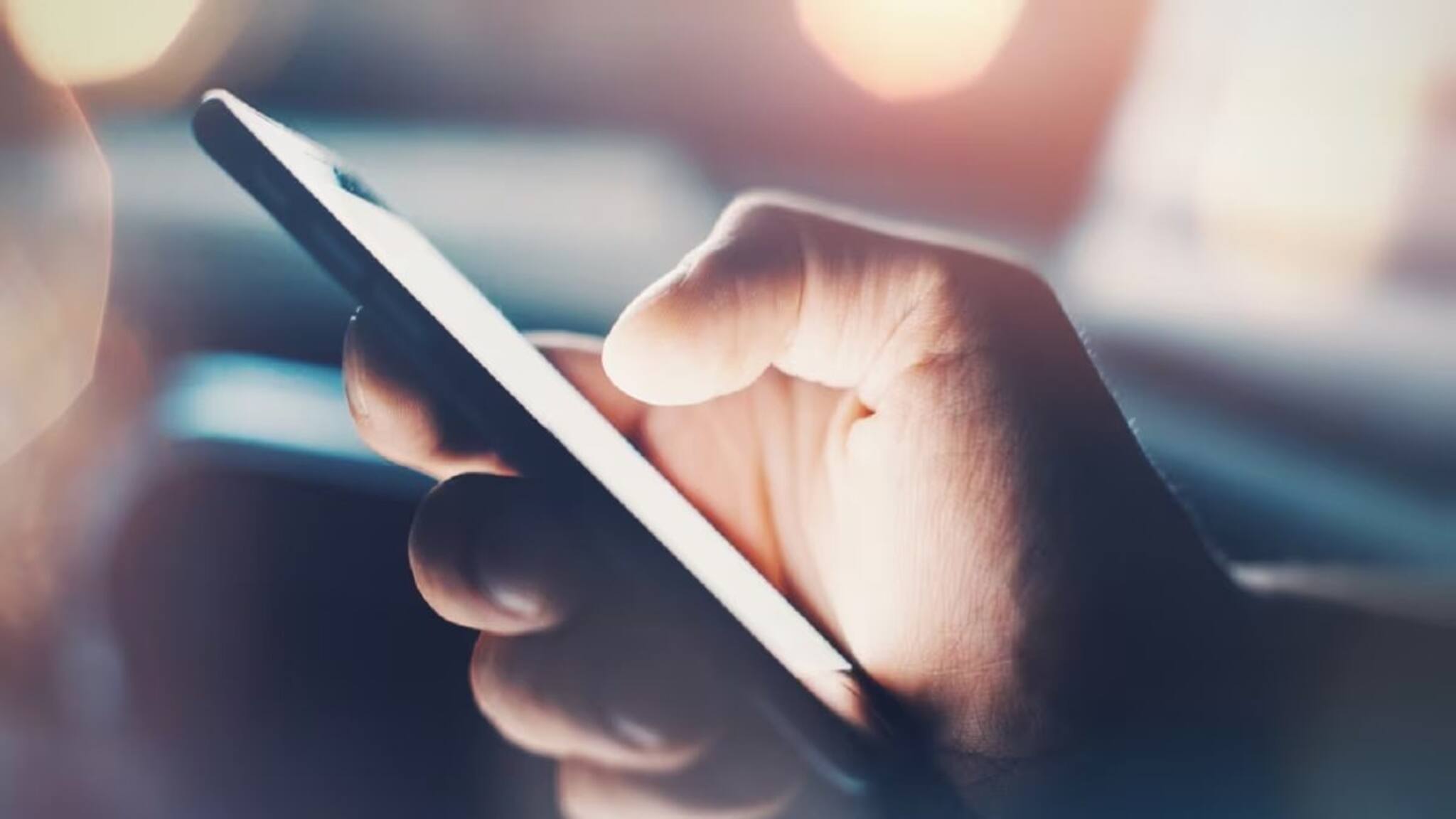 Smartphone Price Hike: বড় দুঃসংবাদ! বছর শেষেই বাড়তে চলেছে স্মার্টফোনের দাম, এখন থেকে পকেটে কতটা চাপ পড়বে জেনে রাখুন