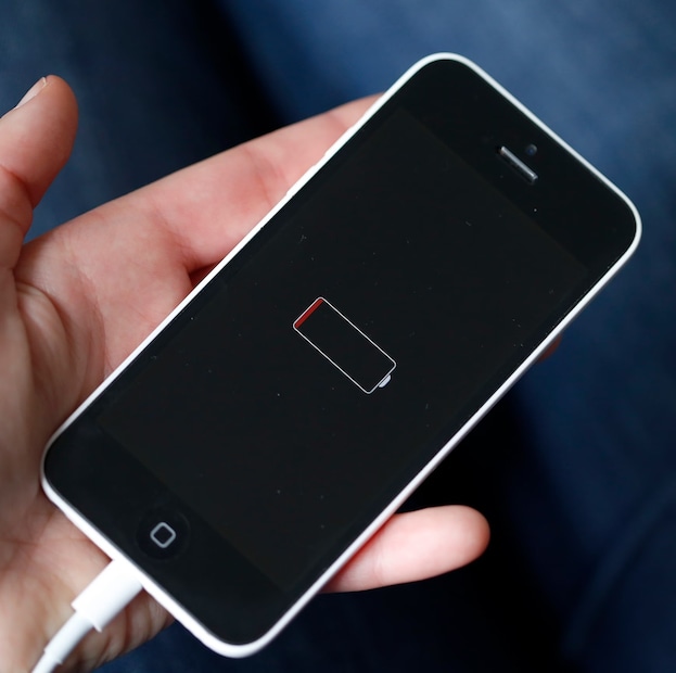 সর্বদা স্ক্রিনের উজ্জ্বলতা সর্বাধিক রাখা - উচ্চ উজ্জ্বলতা ব্যাটারি দ্রুত নিষ্কাশন করে এবং তাপ উৎপন্ন করে। তাপ ব্যাটারির সবচেয়ে বড় শত্রু। অটো-ব্রাইটনেস মোড ব্যবহার করতে হবে অথবা ম্যানুয়ালি এটি কমিয়ে দিতে হবে।