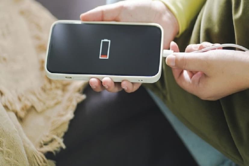 আইফোন এখন অনেকেরই হাতে হাতে ঘোরে। কাজের জন্য, সোশ্যাল মিডিয়ার জন্য অথবা বিনোদনের জন্য আমরা সারাদিন আমাদের ফোনের উপর নির্ভর করি। তাই ফোনের ব্যাটারি ঠিক রাখা অত্যন্ত গুরুত্বপূর্ণ। কিন্তু অনেকেই জানেন না যে, কিছু ছোট, দৈনন্দিন অভ্যাস ধীরে ধীরে আইফোনের ব্যাটারির ক্ষতি করতে পারে। আমরা প্রায়শই মনে করি যে ব্যাটারির ক্ষতি কেবল চার্জিং সাইকল বা দীর্ঘ ব্যাটারির ব্যবহারেরর কারণে হয়, কিন্তু বাস্তবে আমাদের দৈনন্দিন অভ্যাসগুলিও এর জন্য দায়ী।