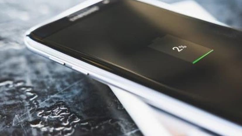 ব্যাটারি ০%-এ নেমে যাওয়া - আইফোনকে বার বার সম্পূর্ণরূপে ডিসচার্জ হতে দেওয়া ব্যাটারির জন্য ক্ষতিকারক। ডিসচার্জ ব্যাটারিকে চাপের মধ্যে ফেলে এবং এর আয়ু হ্রাস করে। ব্যাটারি সবসময় ২০%-এর উপরে রাখার চেষ্টা করতে হবে।