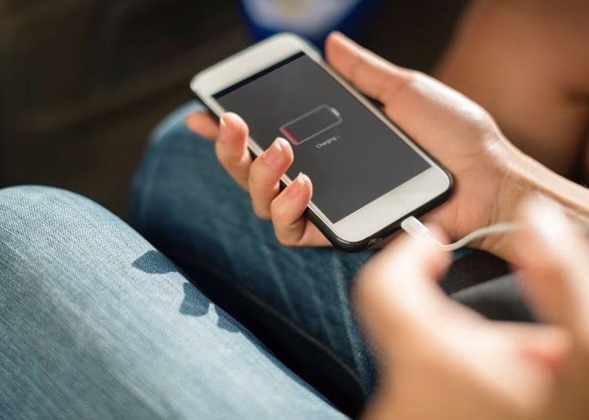 ফোন রাতারাতি চার্জ করা - ফোন পুরো চার্জ করা সুবিধাজনক মনে হতে পারে, তবে এটি ব্যাটারিকে কয়েক ঘণ্টার জন্য ১০০% রাখে, যার ফলে এটি চাপের মধ্যে পড়ে। লিথিয়াম-আয়ন ব্যাটারি ২০% থেকে ৮০%-এর মধ্যে থাকা পছন্দ করে। একটানা পুরো চার্জ করা ব্যাটারির আয়ু হ্রাস করে।