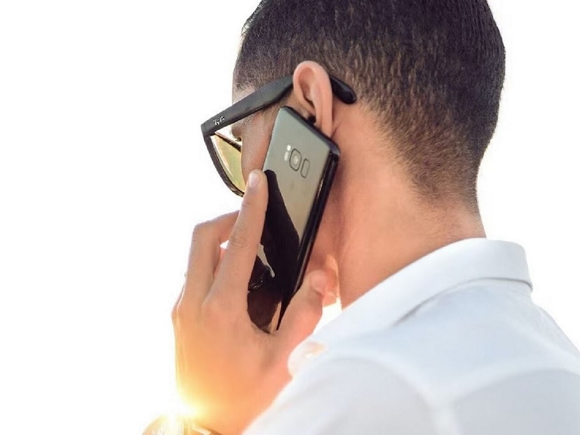 এতটা দাম বৃদ্ধির কারণ কী? ওই প্রতিবেদনে মেমোরি যন্ত্রাংশের ক্রমবর্ধমান দাম, সরবরাহ শৃঙ্খলের সমস্যা এবং মার্কিন ডলারের বিপরীতে ভারতীয় টাকার মূল্য হ্রাসের মতো বিষয়গুলির দিকে ইঙ্গিত করা হয়েছে। একই সঙ্গে ফোনে কৃত্রিম বুদ্ধিমত্তার প্রতি উন্মাদনাও দাম বাড়ার অন্যতম কারণ। চিপকে সেই মতো তৈরি করতে হলে খরচ বাড়বে, ফে, সংস্থাগুলোর নতুন প্রজন্মের ডিভাইস ব্যয়বহুল হওয়া ঠেকানো যাবে না বললেই হয়।  