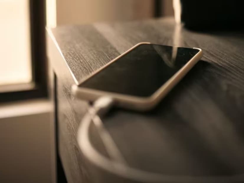 গরম পরিবেশে ফোন রাখা - গাড়িতে, সরাসরি সূর্যের আলোতে আইফোন রেখে যাওয়া ব্যাটারির জন্য ক্ষতিকারক। অতিরিক্ত তাপ ব্যাটারির ক্ষমতা কমিয়ে দিতে পারে এবং ফোনটি অপ্রত্যাশিতভাবে বন্ধ হয়ে যেতে পারে। ফোনটি ঠান্ডা রাখতে হবে এবং গরম অবস্থায় অতিরিক্ত ব্যবহার এড়িয়ে চলতে হবে।