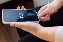 iPhone Battery Health: প্রতিদিনের ৬ অভ্যাস আপনার আইফনের ব্যাটারি হেলথ নষ্ট করছে, ভুলেও এই কাজগুলি করবেন না! সমাধান জানুন