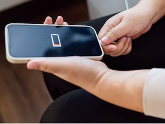 প্রতিদিনের ৬ অভ্যাস আপনার আইফনের ব্যাটারির ক্ষতি করছে, ভুলেও এই কাজগুলি করবেন না!