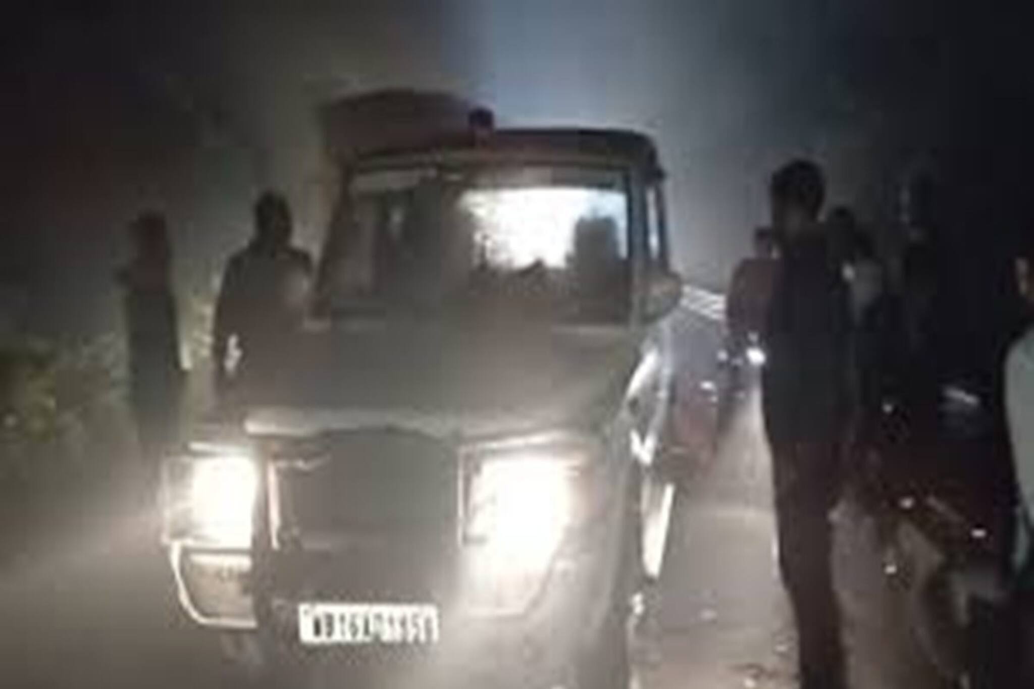 হুগলিতে ভয়ঙ্কর ঘটনা! স্ত্রী-মেয়েকে বিষ খাইয়ে নিজেকেও শেষ করলেন স্বামী!