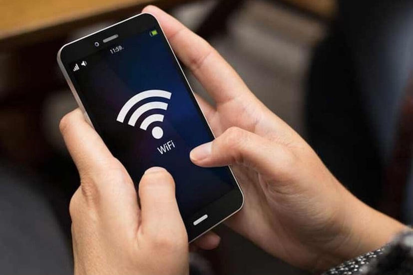 ৫. জাল ওয়াই-ফাই হটস্পট- হ্যাকাররা প্রায়শই জাল ওয়াই-ফাই নেটওয়ার্ক তৈরি করে যা আসল নেটওয়ার্কের মতো দেখায়। লোকেরা ভুল করে তাদের সঙ্গে সংযোগ স্থাপন করে এবং তাদের সমস্ত ডেটা হ্যাকারের কাছে প্রেরণ করা হয়। ধরা যাক যে কেউ একটি বিমানবন্দরে আছে এবং Airport_Free_WiFi নামের একটি নেটওয়ার্ক দেখতে পেল। কিন্তু আসল নেটওয়ার্কটি AirportOfficialWiFi। কেউ ভুলবশত জাল নেটওয়ার্কের সঙ্গে সংযোগ স্থাপন করল। এই ক্ষেত্রে পাসওয়ার্ড, OTP এবং ব্যাঙ্কের বিবরণ চুরি হতে পারে। কেউ যখন সংবেদনশীল কাজগুলি (যেমন অনলাইন ব্যাঙ্কিং) করে, তখন এই ঝুঁকি আরও বেড়ে যায়।