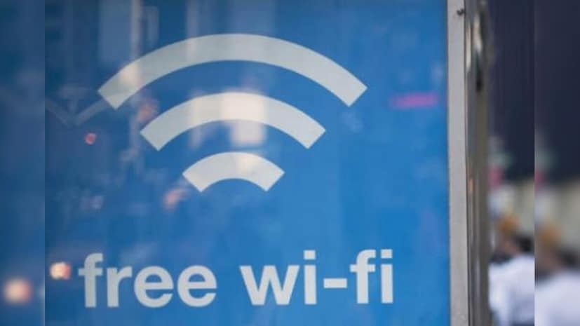 পাবলিক ওয়াই-ফাই ব্যবহারের বিপদ কী? পাবলিক ওয়াই-ফাই (যেমন ক্যাফে, বিমানবন্দর বা হোটেলে পাওয়া যায় এমন বিনামূল্যের ওয়াই-ফাই) সুবিধাজনক মনে হতে পারে, তবে এটি বেশ কিছু নিরাপত্তা ঝুঁকি তৈরি করতে পারে। হ্যাকাররা তথ্য চুরি করার জন্য এই নেটওয়ার্কগুলিকে কাজে লাগাতে পারে।