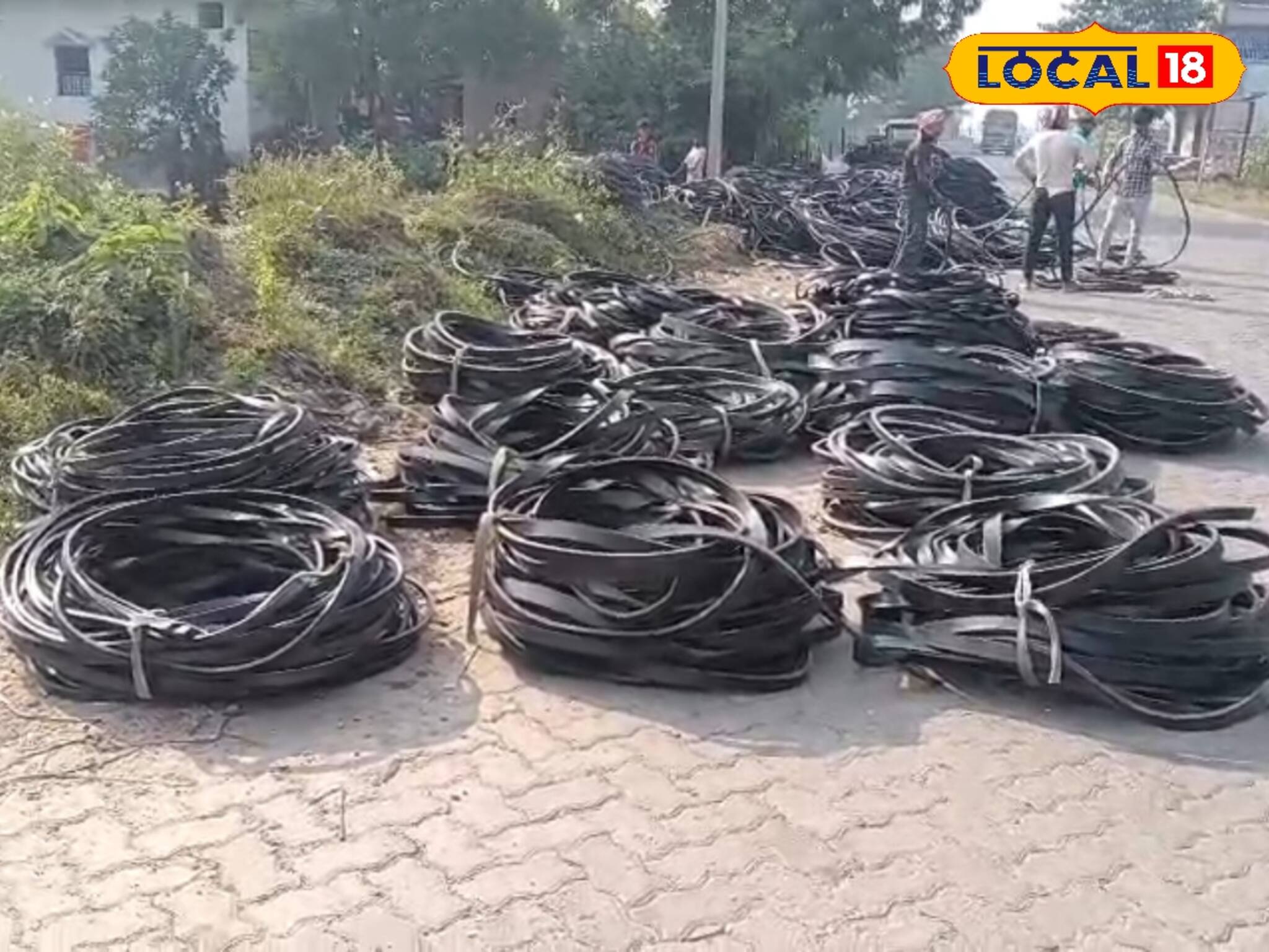 ধানের মড়াইয়েও আধুনিকতার ছোঁয়া!  রাবারের ফিতে ব্যবহার বর্ধমানের চাষিদের