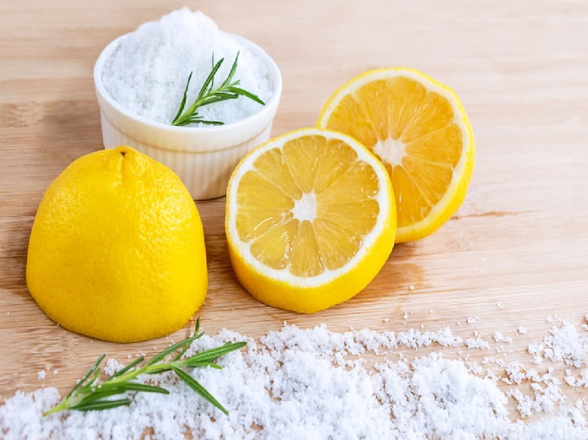 লেবুর রস ও নুন-- লেবুর রস ও নুনের মিশ্রণ কমোডের নোংরা হলুদ দাগ নিমেষে দূর করে। লেবুর রসে থাকে প্রাকৃতিক অম্লীয় উপাদান ও ব্লিচিং গুণ শত জেদি দাগ-ও হালকা করে দেয়।