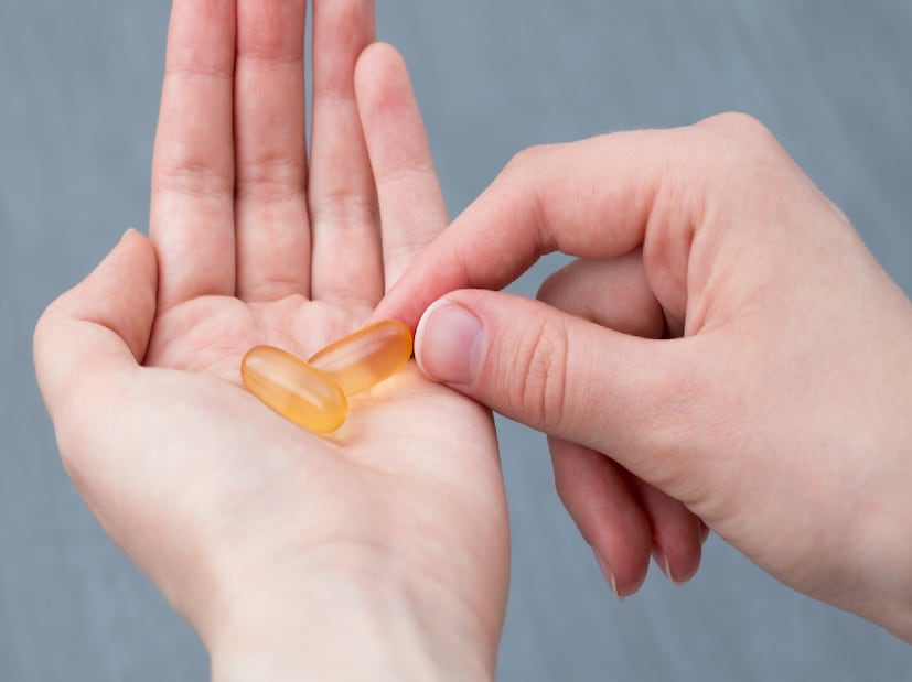 রোজ কতটা ভিটামিন-ই নিরাপদ? বিশেষজ্ঞদের মতে, প্রতিদিন ১৫ মিলিগ্রাম ভিটামিন-ই খাওয়া যায়। কোন কোন খাবারে পাওয়া যায় ভিটামিন-ই? তেলের মধ্যে সয়াবিন তেল, সানফ্লাওয়ার তেল, উইট জার্ম অয়েল, কর্ন অয়েল। বাদাম ও বীজের মধ্যে সূর্যমুখীর বীজ, কাঠবাদাম, পিনাট বাটার। ফলের মধ্যে কিউই, আম, টোম্যাটো। সবজির মধ্যে পালং শাক, ব্রকোলি।