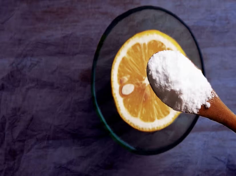 লেবু ও বেকিং সোডা-- ২ টো লেবু, ১ চা চামচ বেকিং সোডা, ১ কাপ উষ্ণ গরম জল মিশিয়ে একটি মিশ্রণ তৈরি করুন। যেখানে যেখানে দাগ বা ময়লা আছে, সেখানে এই ক্লিনার স্প্রে করে ১০–১৫ মিনিট রেখে দিন, যাতে লেবুর অ্যাসিড আর বেকিং সোডা কাজ করতে পারে।