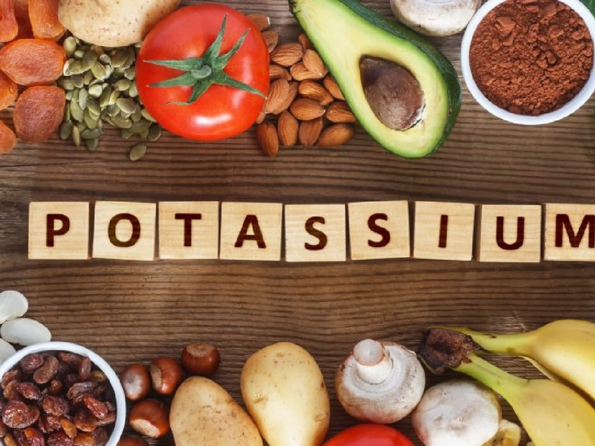 Potassium Rich Foods: পটাশিয়াম কমলে বাড়ে স্ট্রোক, প্যারালিসিস-এর ঝুঁকি,সাপ্লিমেন্ট নয়, আলু-কলার মতো যে সাধারণ ৯ খাবার পটাশিয়ামে ঠাঁসা