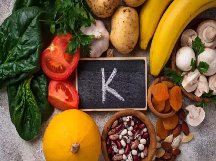 ক্লিভল্যান্ড ক্লিনিকে প্রকাশিত একটি প্রতিবেদনের মতে, ডায়েটেশিয়ান আনা টেলর বলেছেন—“পটাশিয়াম-সমৃদ্ধ এবং কম সোডিয়ামযুক্ত খাদ্যাভ্যাস উচ্চ রক্তচাপ ও স্ট্রোকের ঝুঁকি কমাতে পারে।” প্রাপ্তবয়স্ক পুরুষ ও মহিলাদের জন্য দিনে অন্তত ৪৭০০ মিলিগ্রাম পটাশিয়াম খাওয়া দরকার। সাপ্লিমেন্ট নয়, আপনার ভীষণ চেনা সাধারণ ৯ খাবারেই রয়েছে গাদাগাদা পটাশিয়াম, দেখে নিন তালিকা--