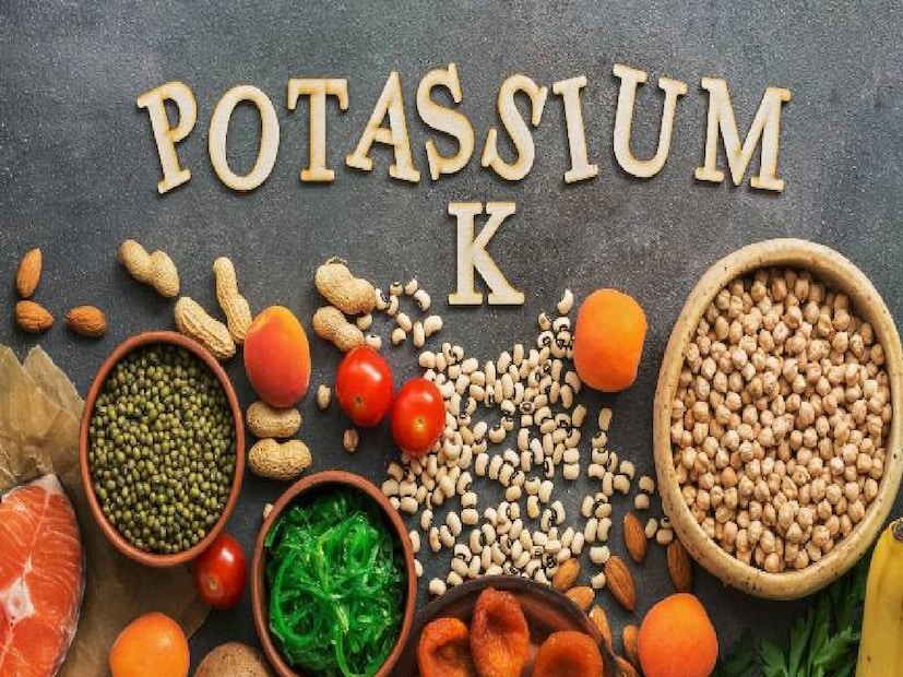 রক্তে যখন পটাশিয়ামের মাত্রা ৩.৫ mmol এর থেকে কমে যায়, তখন-ই বুঝতে হবে শরীরে পটাশিয়ামের ঘাটতি হয়েছে। ডাক্তারি পরিভাষায় একে বলে হাইপোক্যালেমিয়া। পটাশিয়াম কম মানেই বেড়ে যায় উচ্চ রক্তচাপ, হার্টের অসুখ, স্ট্রোকের ঝুঁকি।  