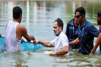 আচমকা কাদাভর্তি পুকুরে ঝাঁপ রাহুলের! পিছনে কানহাইয়া কুমার, ভোটমুখী বিহারে অভিনব দৃশ্য
