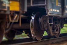 Sealdah Station: হঠাৎ বিকট আওয়াজ, অল্পের জন্য রক্ষা পেল আপ বজবজ শিয়ালদহ মালবাহী ট্রেন!