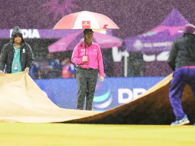 : এখনও পর্যন্ত ভারতীয় মহিলা ক্রিকেট দল বিশ্বকাপ জিততে পারেনি৷ এই রবিবার মহিলা ওয়ানডে বিশ্বকাপ শিরোপা জয়ের লক্ষ্যে থাকা ভারত রবিবার ফাইনালে দক্ষিণ আফ্রিকার মুখোমুখি হবে। বৃষ্টির কারণে নবি মুম্বইয়ে বহুল প্রতীক্ষিত ম্যাচটি ভেস্তেও যেতে পারে। মহারাষ্ট্রের জন্য হলুদ সতর্কতা জারি করা হয়েছে, মুম্বই এবং সংলগ্ন এলাকায় হালকা থেকে মাঝারি বৃষ্টিপাত এবং বজ্রপাতের সম্ভাবনা রয়েছে। তবে, ভক্তদের চিন্তা করার দরকার নেই কারণ আইসিসি এই ফাইনাল ম্যাচের জন্য একটি রিজার্ভ ডে রেখেছে।