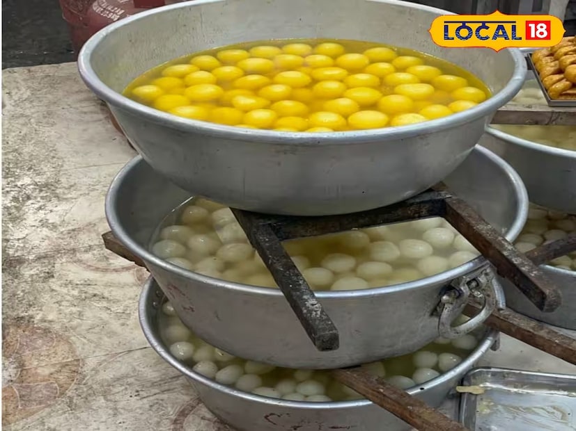 আর এই ১৪ নভেম্বরেই আজ বিভিন্ন রকমের রসগোল্লা দিয়ে দিনটি উদযাপন করেছে জয়নগর, বহুরু, দক্ষিণ বারাসাতের বিভিন্ন মিষ্টি দোকানগুলি। তালিকায় আছে সাদা রসগোল্লার সঙ্গে পেস্তা, কমলা, ব্ল্যাক কারেন্ট, স্ট্রবেরি, ব্লুবেরি, কেশর, গন্ধরাজ, বাটারস্কচ, আনারস, আম, চকোলেট, গুড় আর ও নানা রকমের।